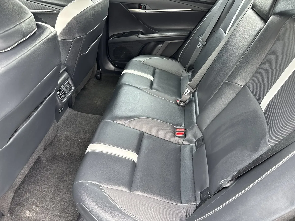 2025 Toyota Camry SE thumbnail 14