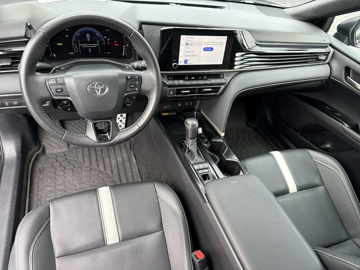 2025 Toyota Camry SE thumbnail 15