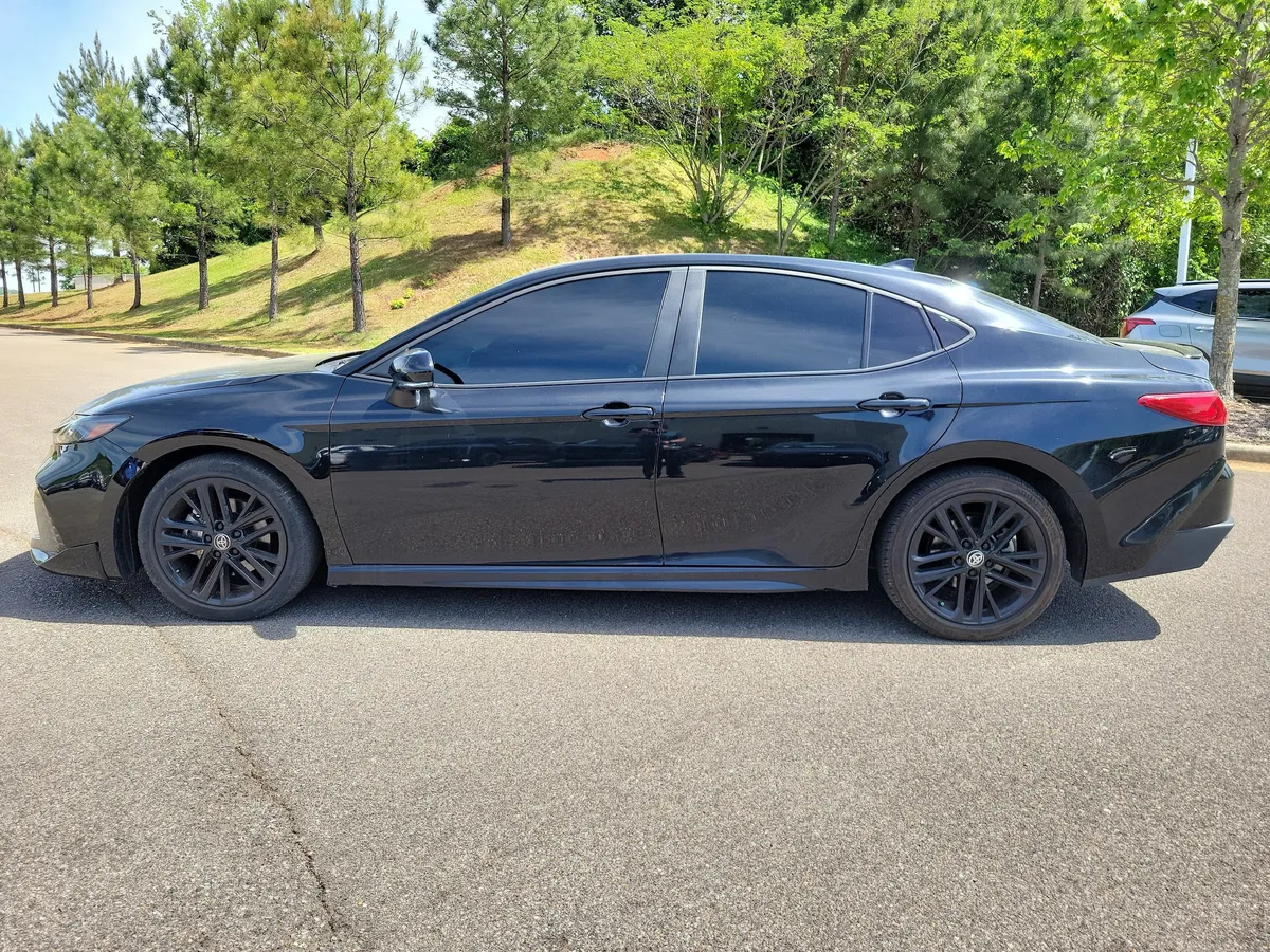 2025 Toyota Camry SE thumbnail 2
