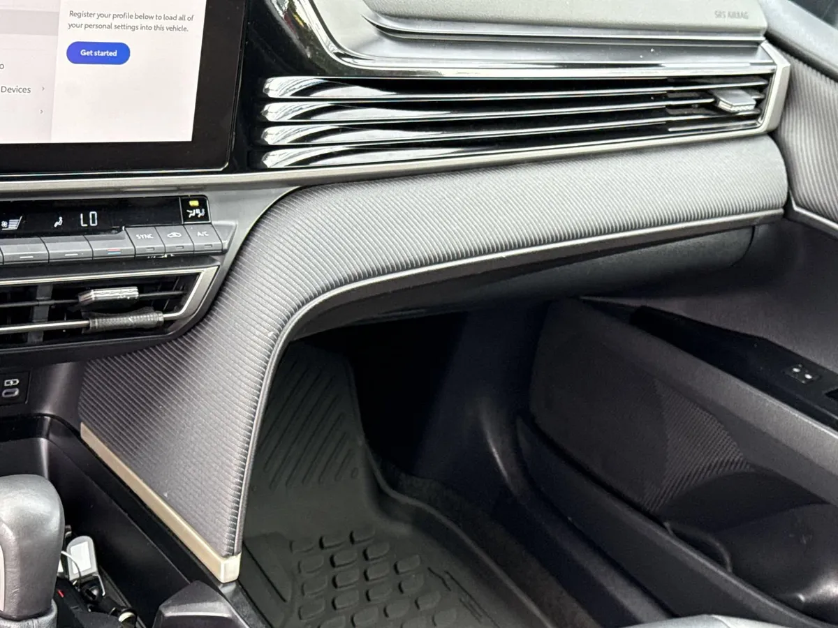 2025 Toyota Camry SE thumbnail 20