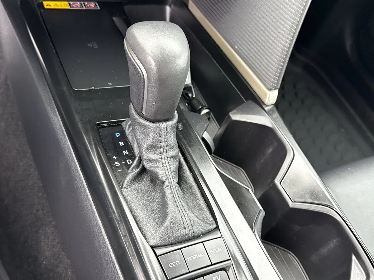 2025 Toyota Camry SE thumbnail 21