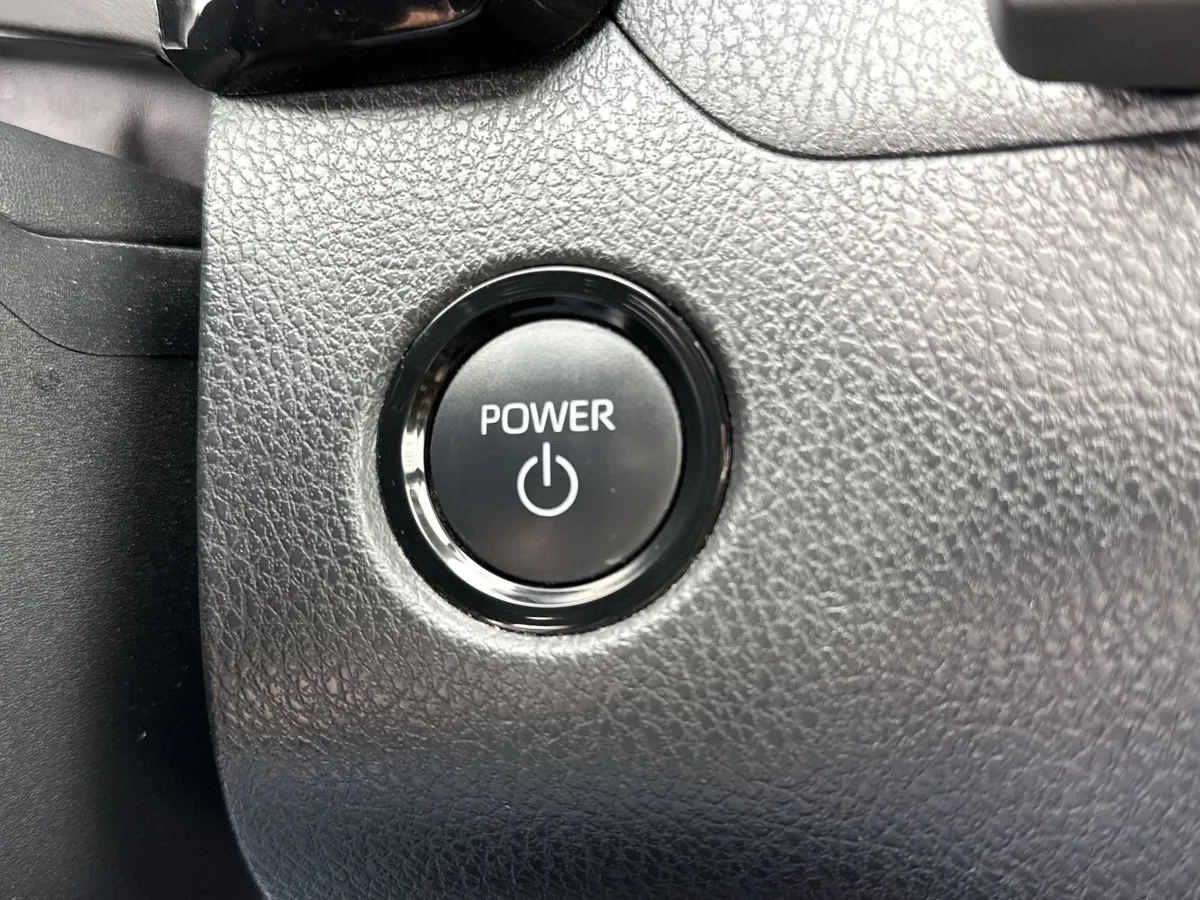 2025 Toyota Camry SE thumbnail 22