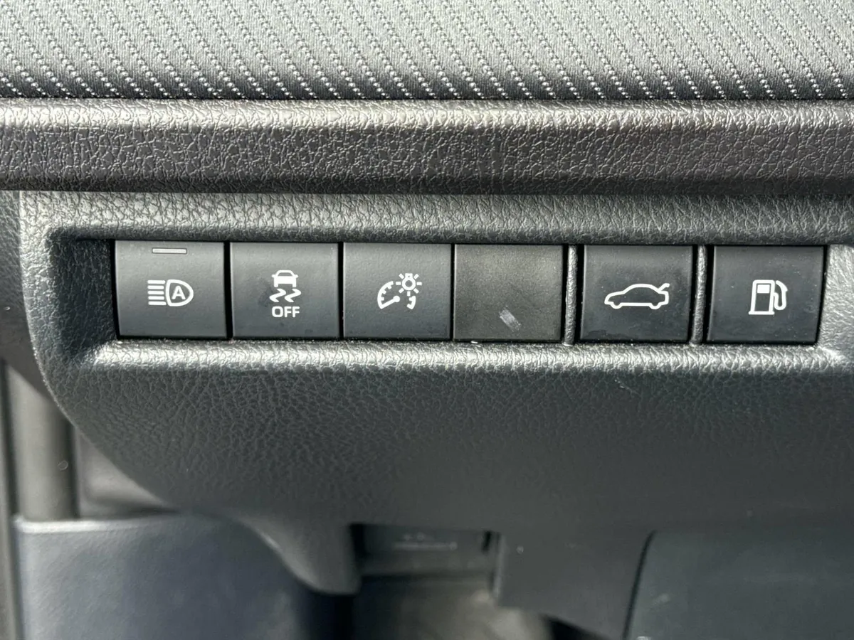 2025 Toyota Camry SE thumbnail 24