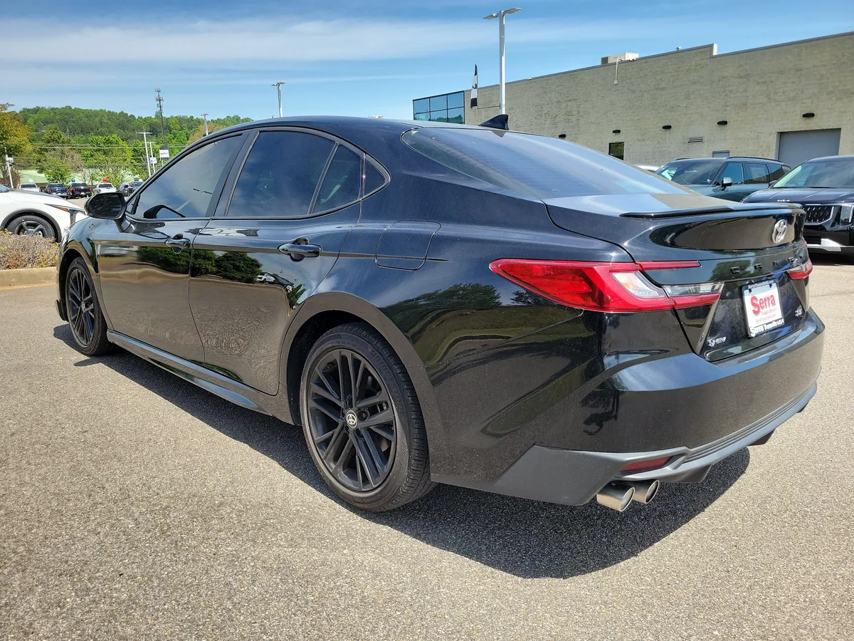2025 Toyota Camry SE thumbnail 3