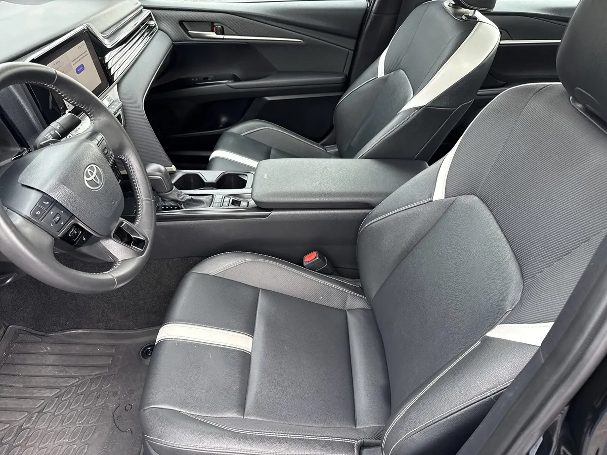 2025 Toyota Camry SE thumbnail 9