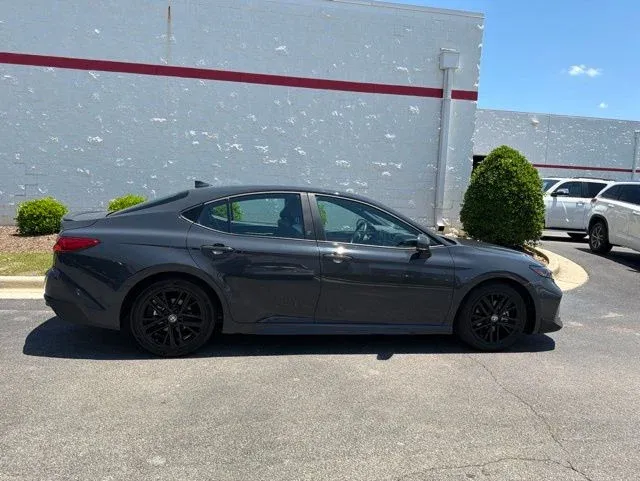 2025 Toyota Camry SE thumbnail 10