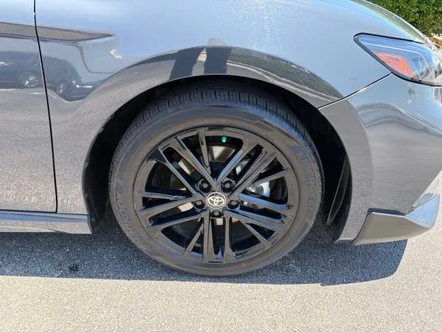 2025 Toyota Camry SE thumbnail 11