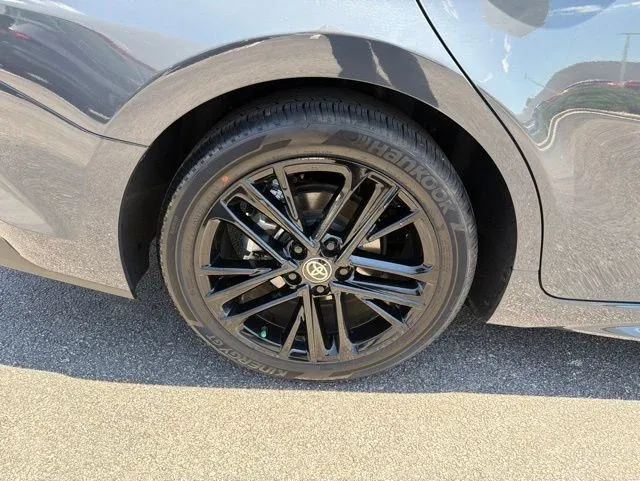 2025 Toyota Camry SE thumbnail 12