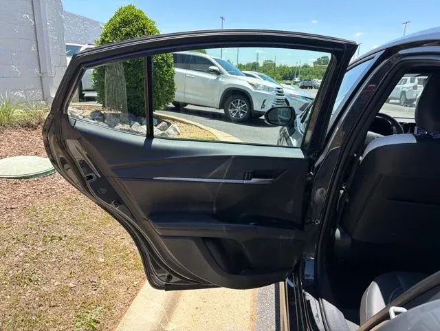 2025 Toyota Camry SE thumbnail 16