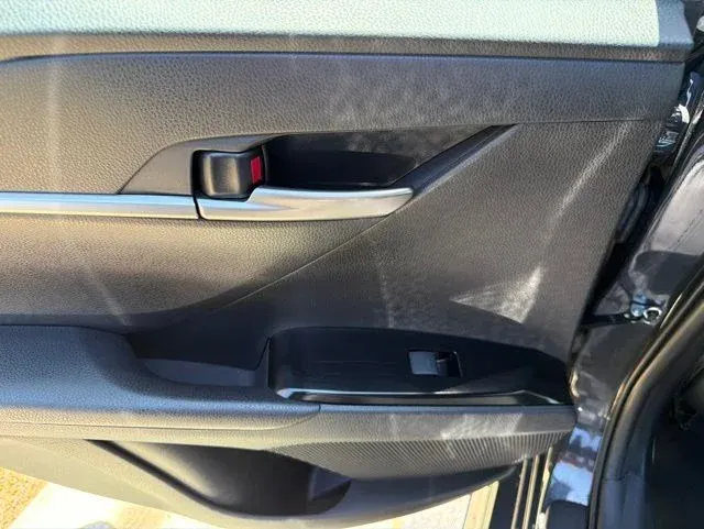 2025 Toyota Camry SE thumbnail 18