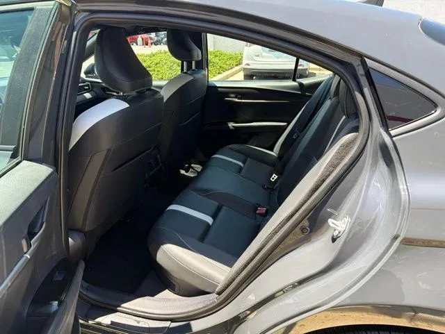 2025 Toyota Camry SE thumbnail 19
