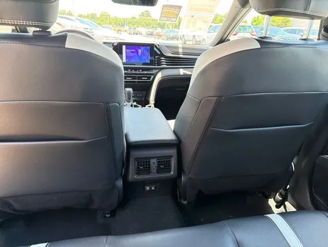 2025 Toyota Camry SE thumbnail 21