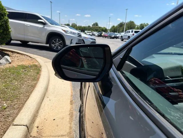 2025 Toyota Camry SE thumbnail 23