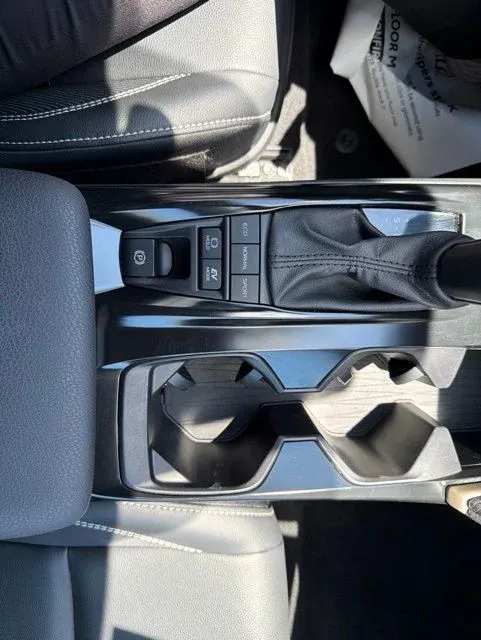 2025 Toyota Camry SE thumbnail 26