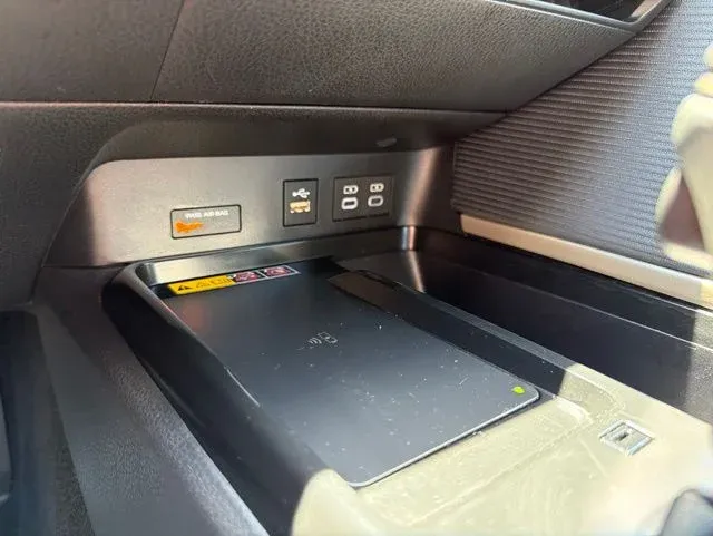 2025 Toyota Camry SE thumbnail 28