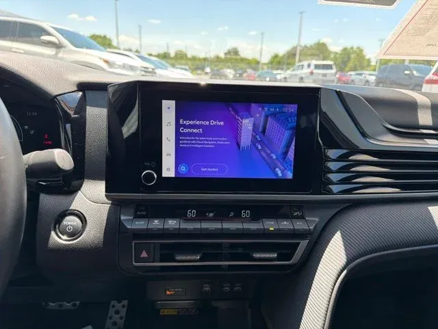 2025 Toyota Camry SE thumbnail 29