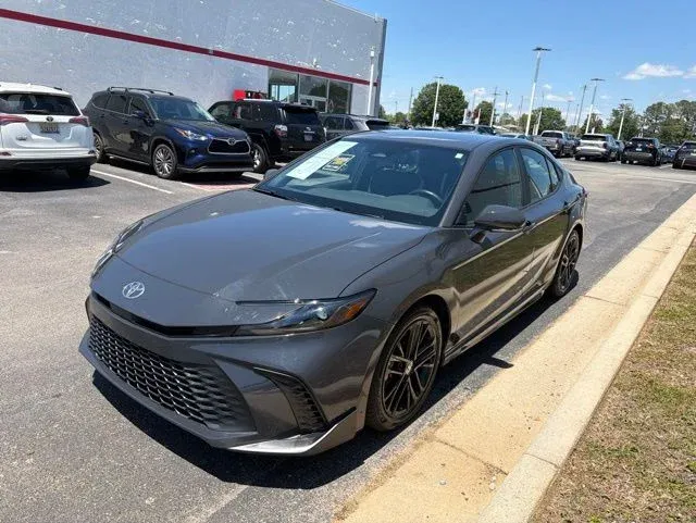 2025 Toyota Camry SE thumbnail 3