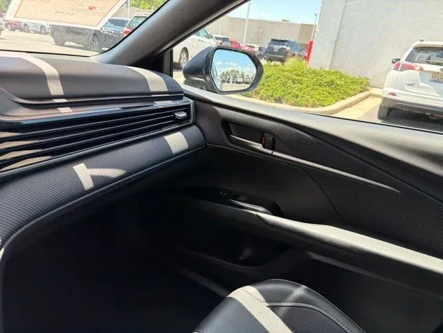 2025 Toyota Camry SE thumbnail 30