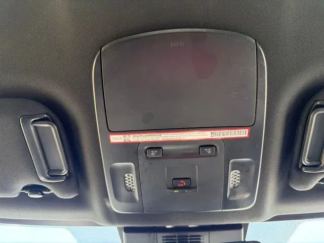 2025 Toyota Camry SE thumbnail 31