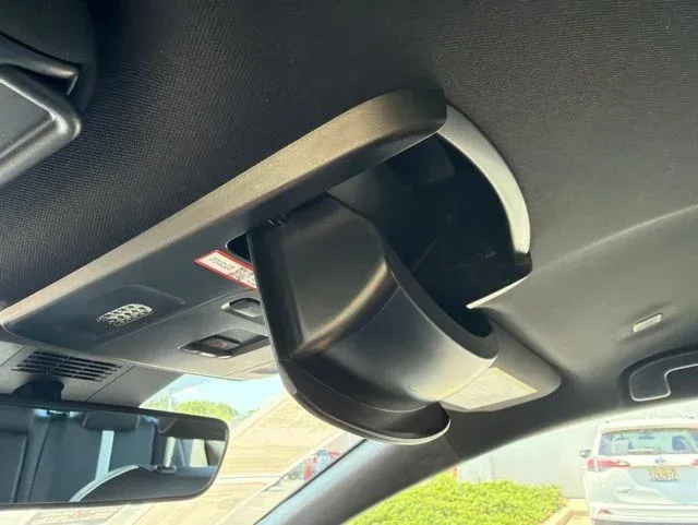 2025 Toyota Camry SE thumbnail 32