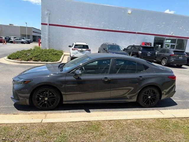 2025 Toyota Camry SE thumbnail 4