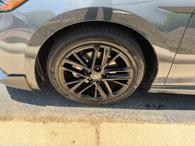 2025 Toyota Camry SE thumbnail 5