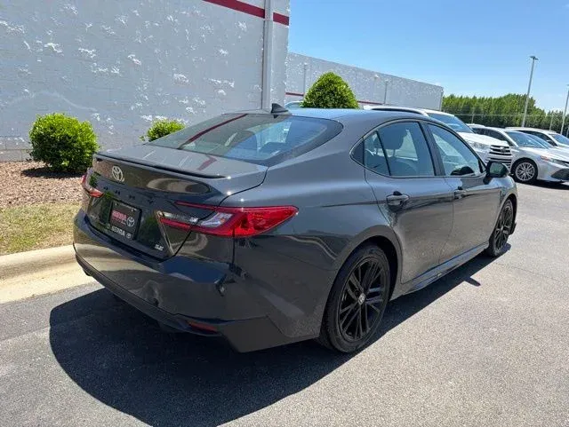 2025 Toyota Camry SE thumbnail 9