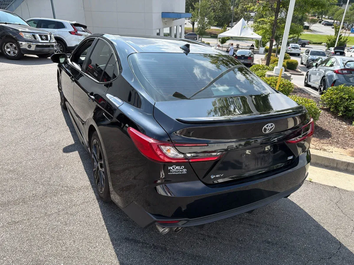 2025 Toyota Camry SE thumbnail 10