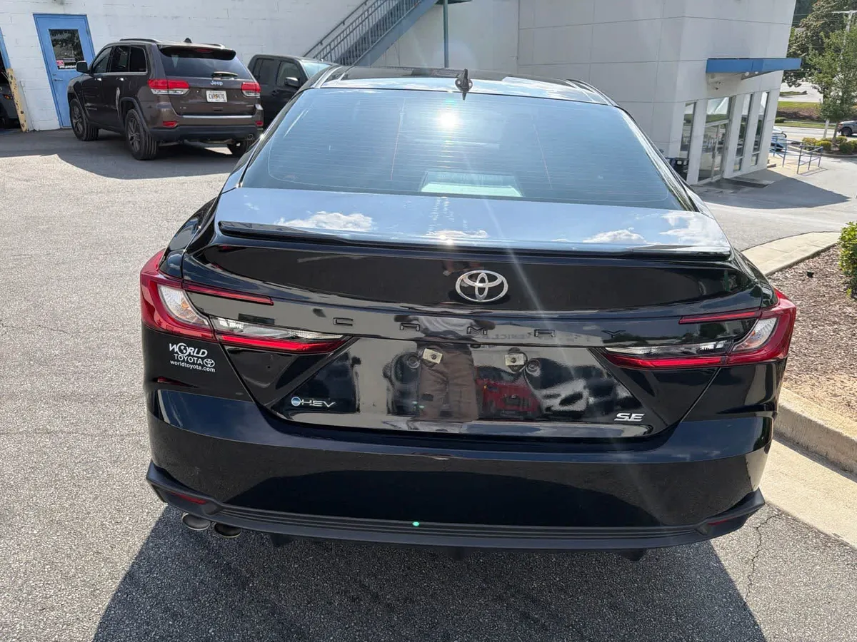 2025 Toyota Camry SE thumbnail 11