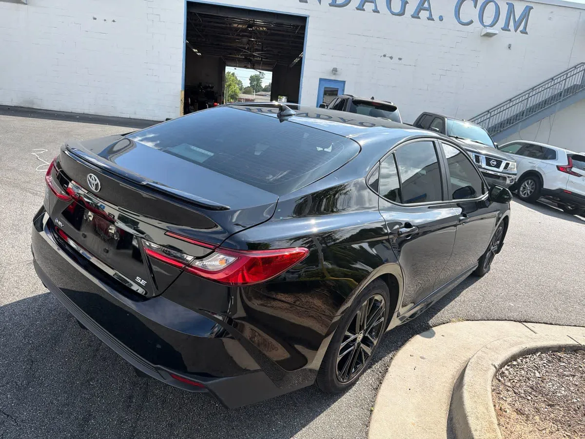 2025 Toyota Camry SE thumbnail 12