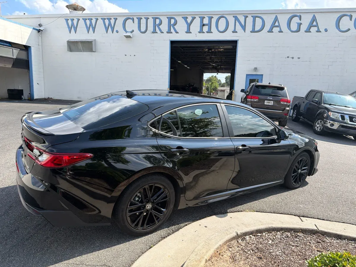 2025 Toyota Camry SE thumbnail 13