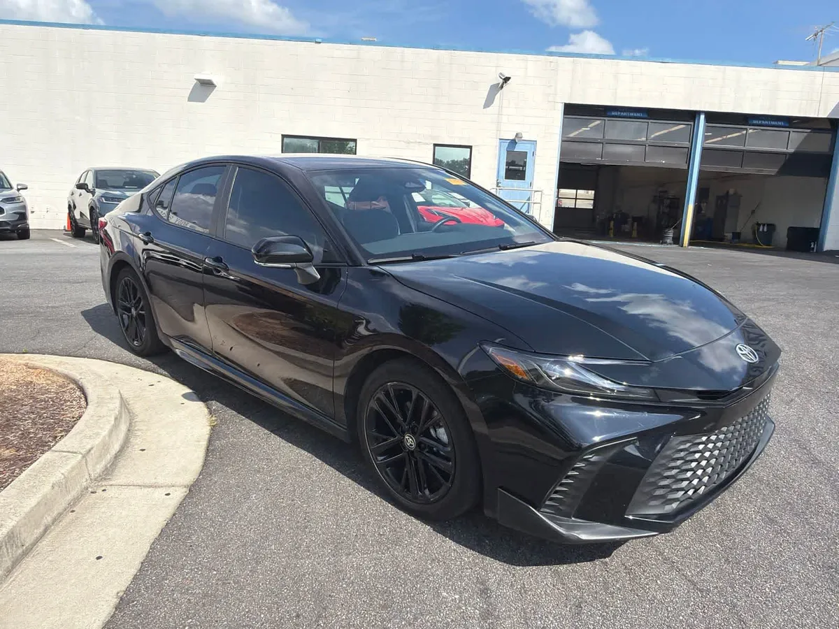 2025 Toyota Camry SE thumbnail 14