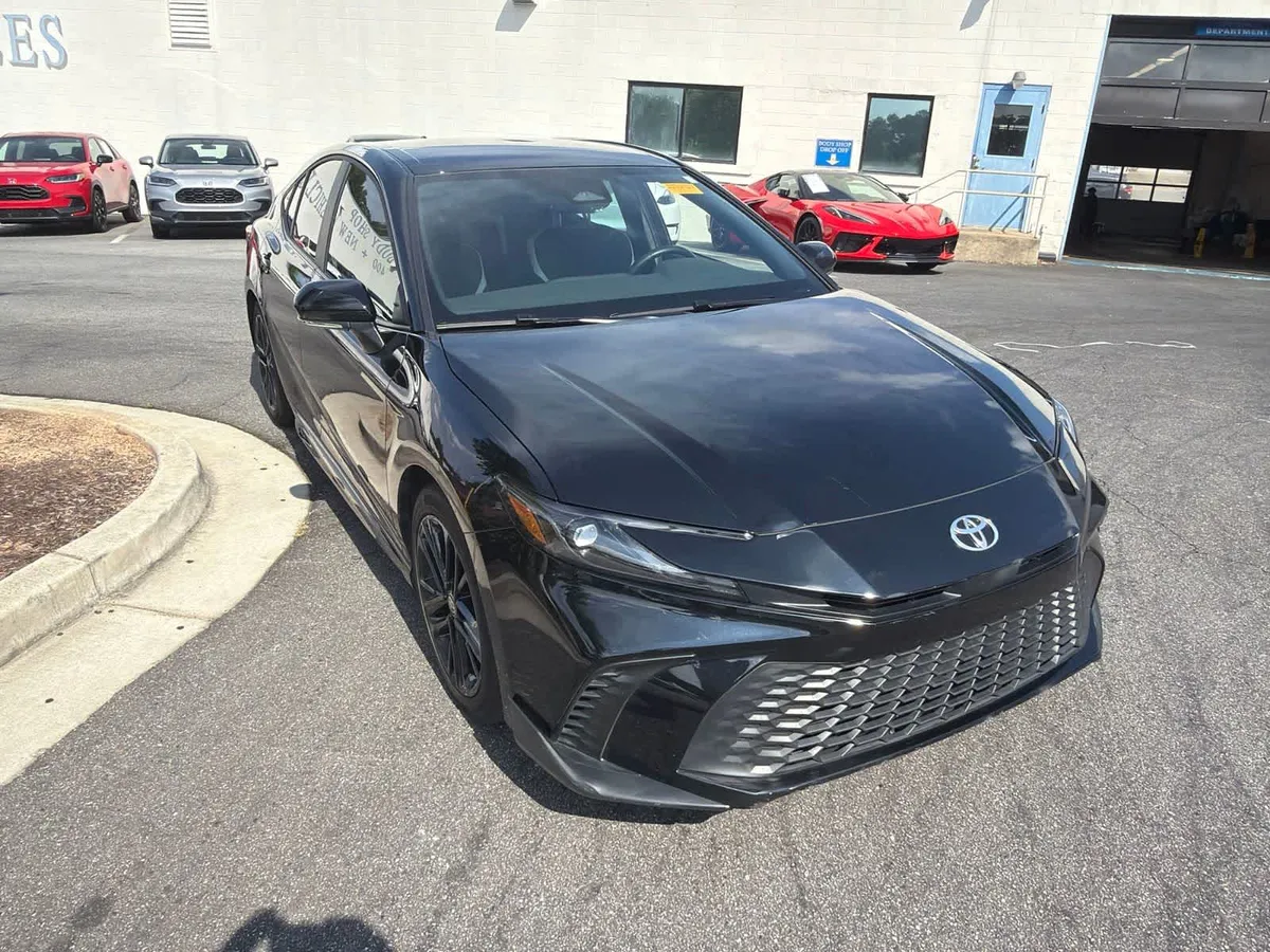2025 Toyota Camry SE thumbnail 15
