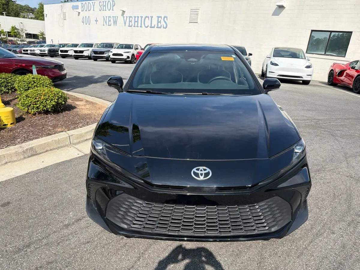 2025 Toyota Camry SE thumbnail 16