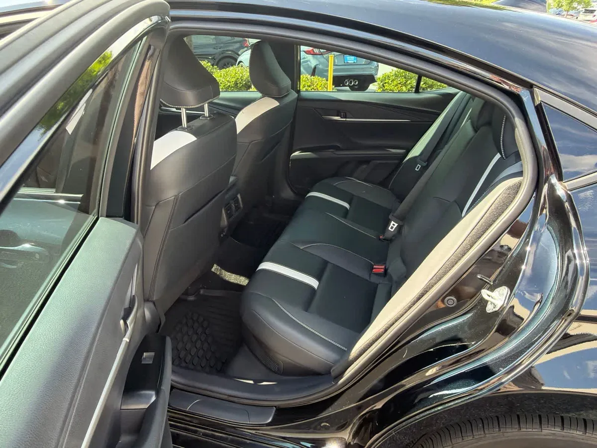 2025 Toyota Camry SE thumbnail 17