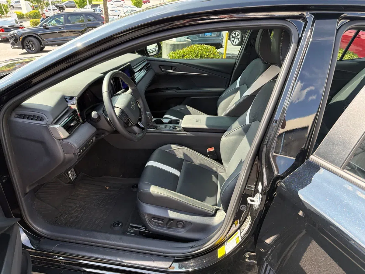 2025 Toyota Camry SE thumbnail 18