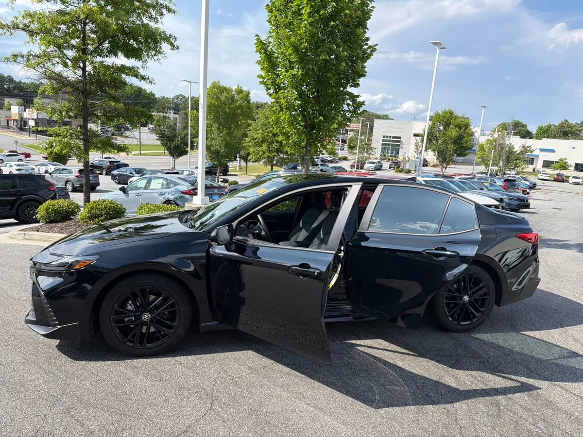 2025 Toyota Camry SE thumbnail 19