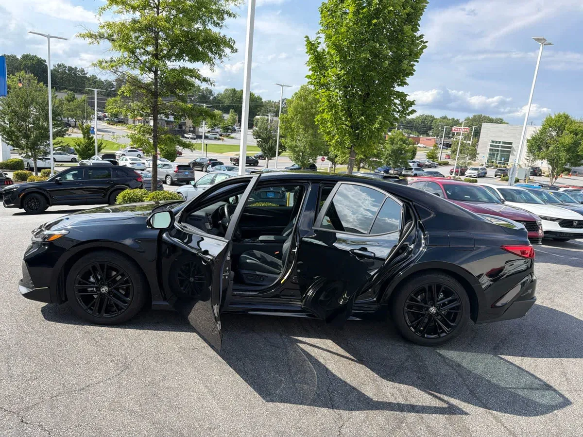 2025 Toyota Camry SE thumbnail 20
