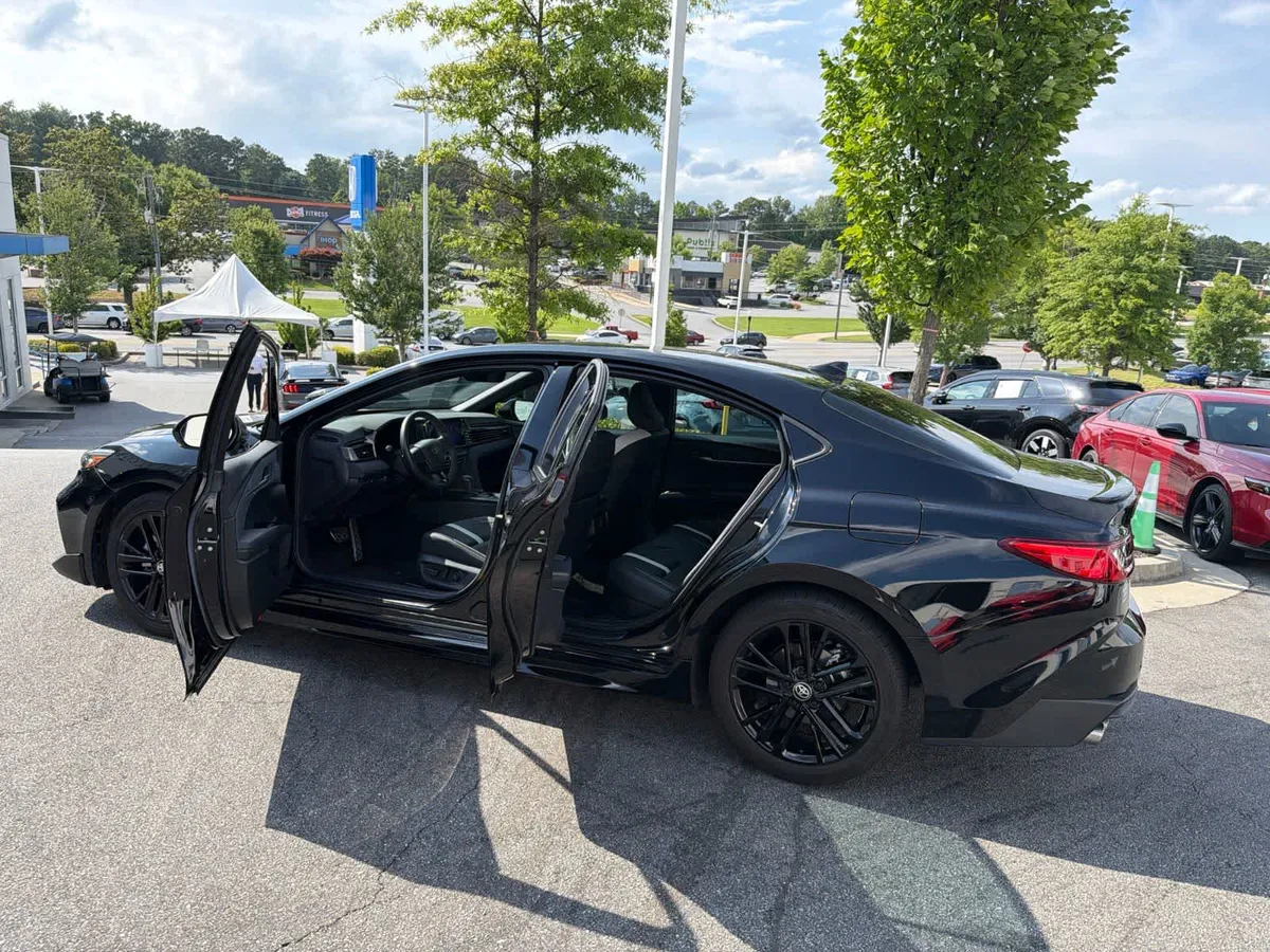 2025 Toyota Camry SE thumbnail 21