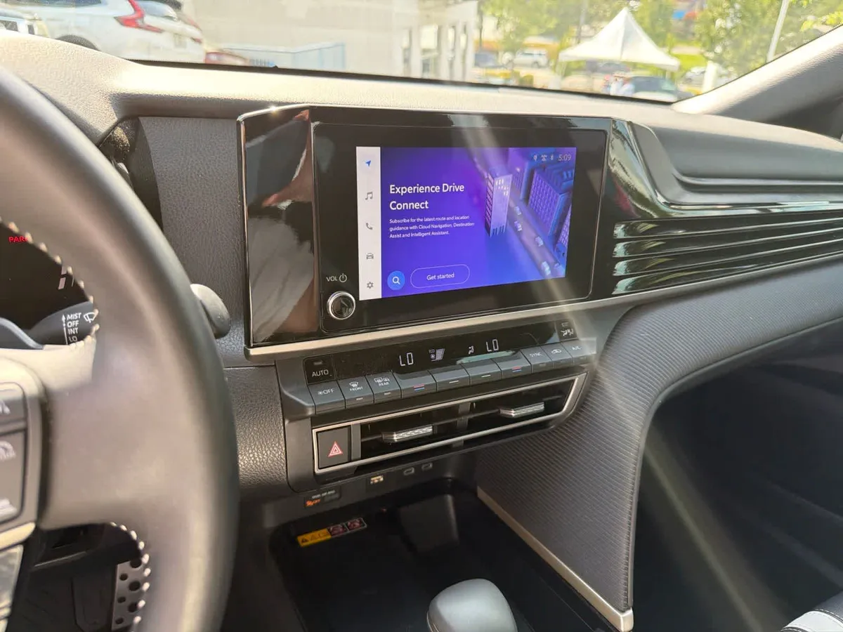2025 Toyota Camry SE thumbnail 23