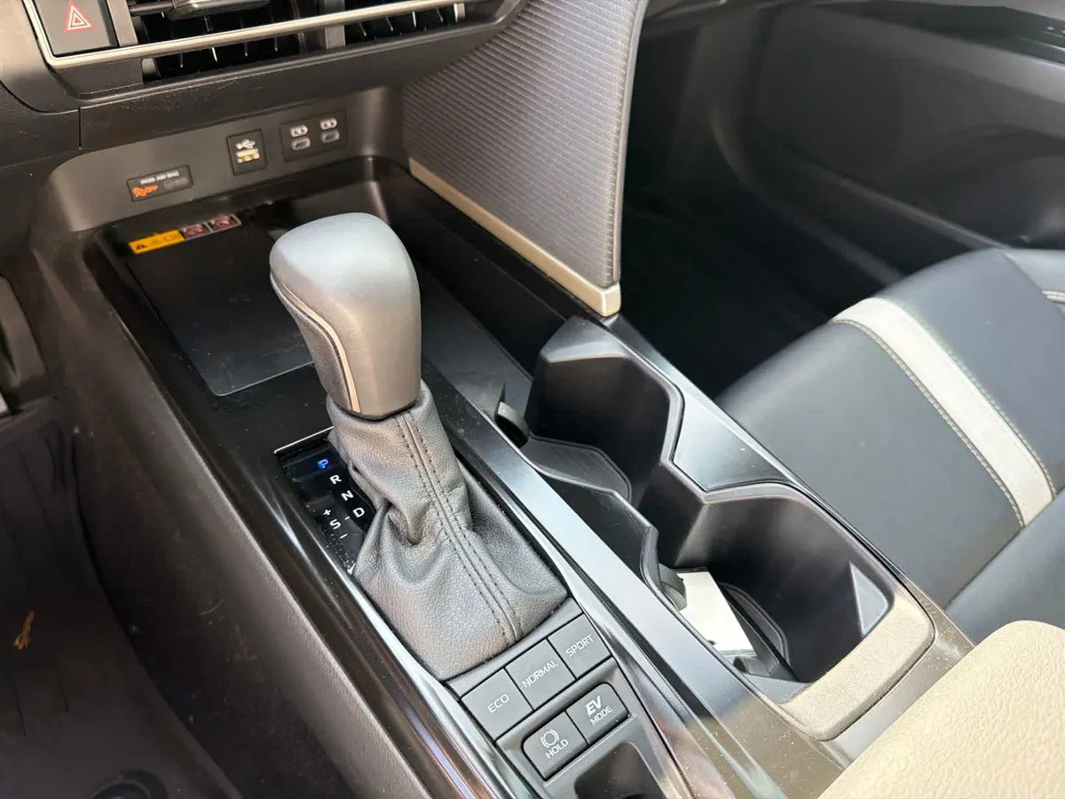 2025 Toyota Camry SE thumbnail 24