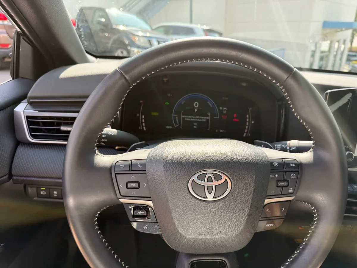 2025 Toyota Camry SE thumbnail 25