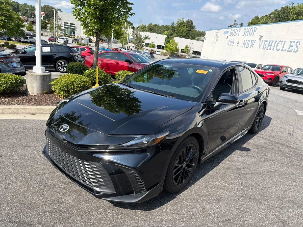 2025 Toyota Camry SE thumbnail 3