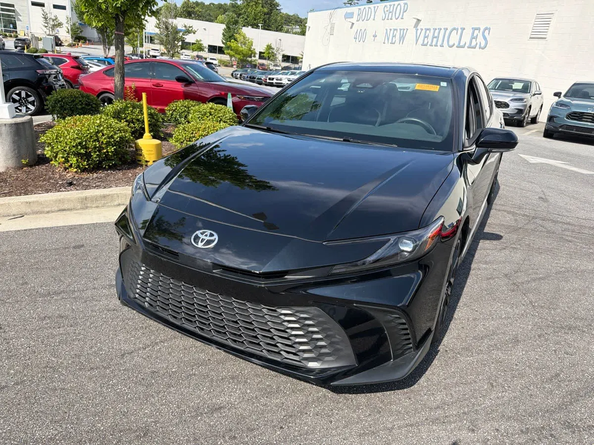 2025 Toyota Camry SE thumbnail 4