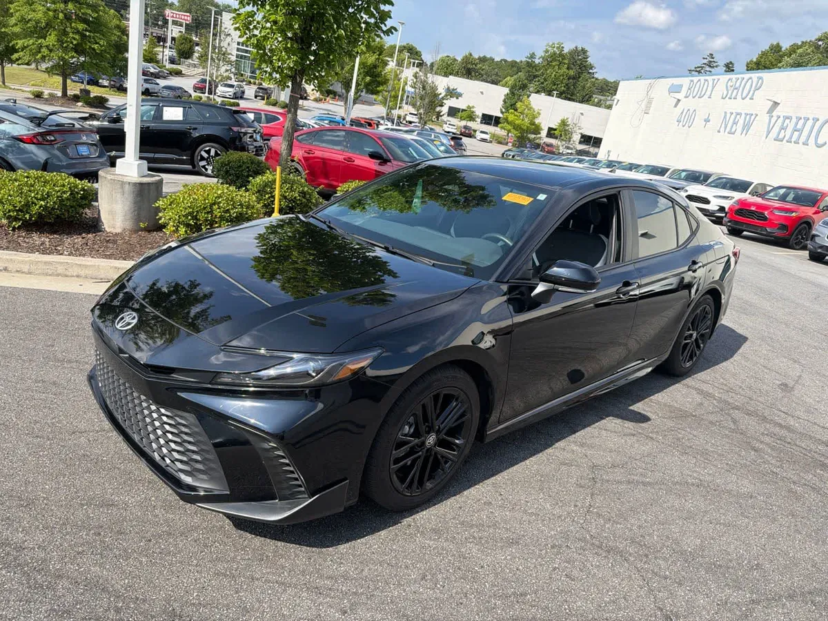 2025 Toyota Camry SE thumbnail 5
