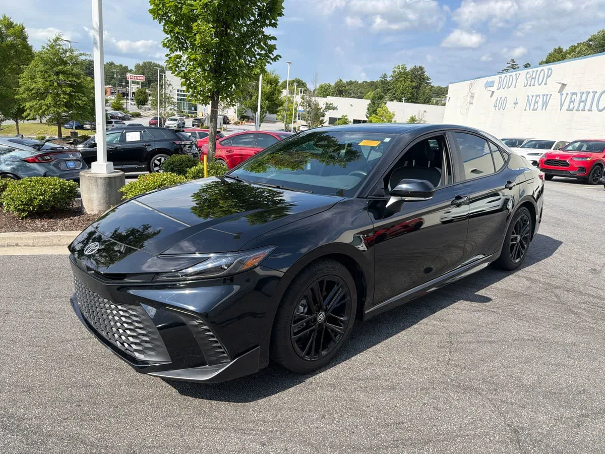 2025 Toyota Camry SE thumbnail 6