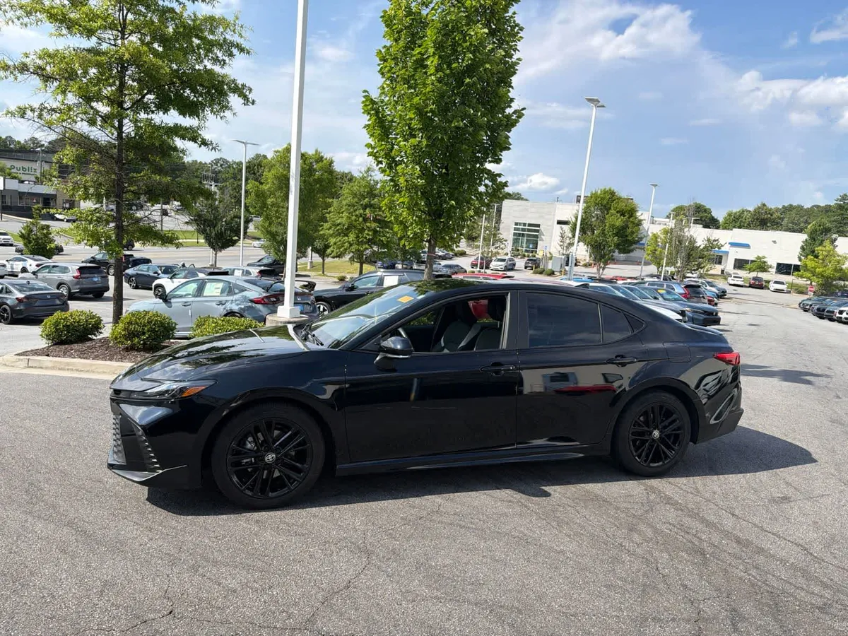 2025 Toyota Camry SE thumbnail 7