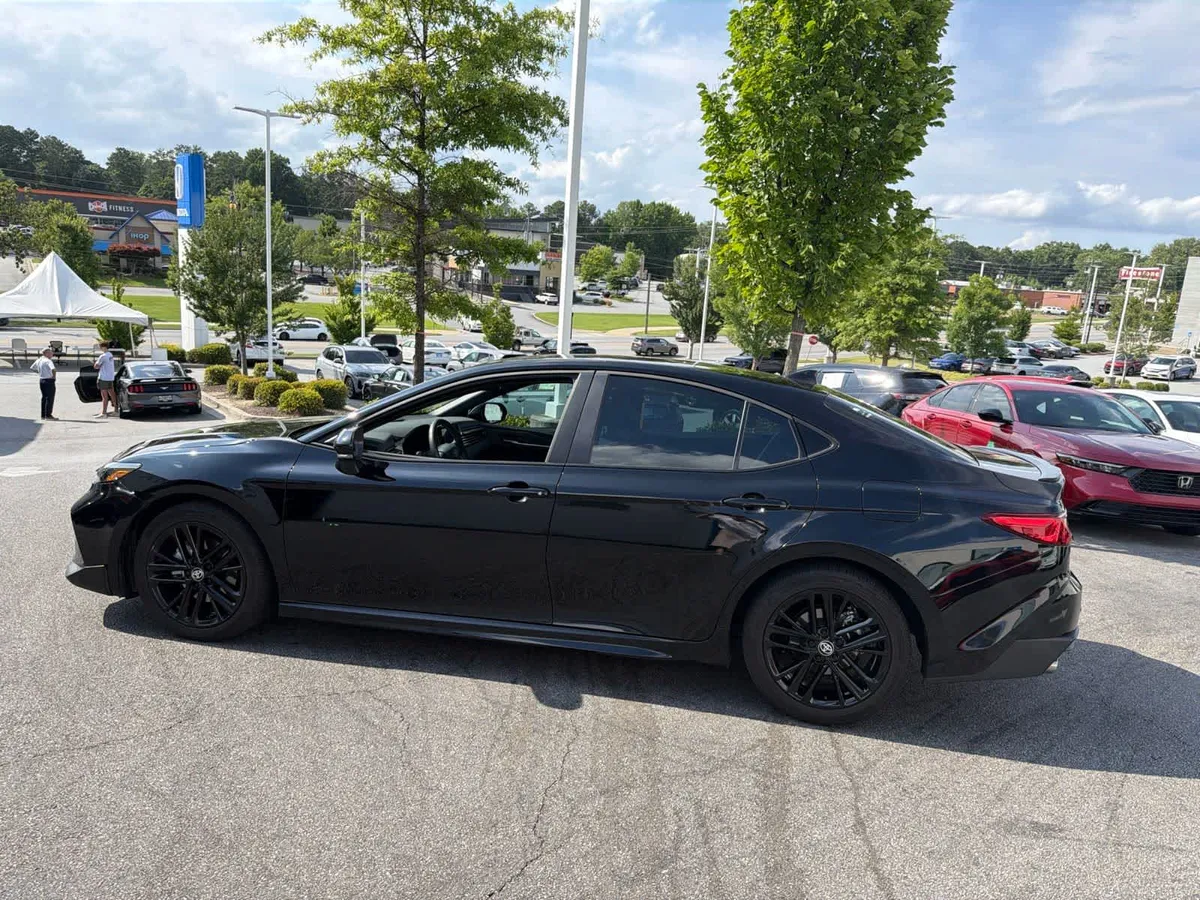 2025 Toyota Camry SE thumbnail 8