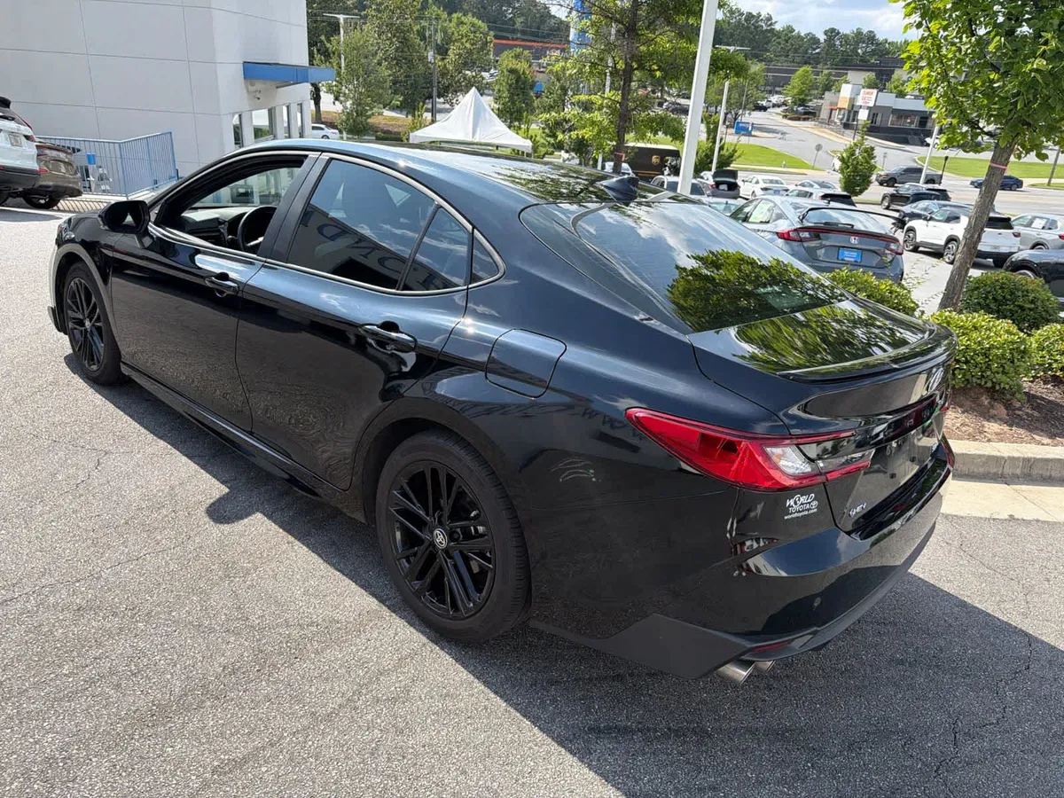 2025 Toyota Camry SE thumbnail 9