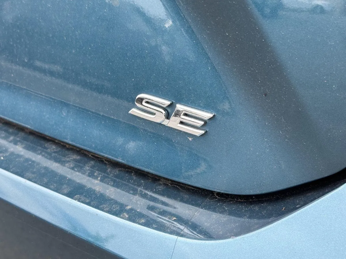 2025 Toyota Camry SE thumbnail 10